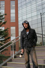 高清：硬汉邵兵红酒写真 醇香男人演绎颓废之美