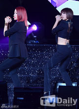 组图：Kara新辑发布 透视装秀蛮腰耍性感