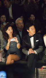 组图：陆毅助阵中国时装周 英伦西装显时尚魅力