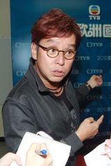 组图：谭咏麟为无线直播欧洲杯撑场