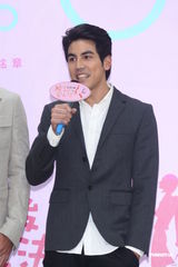 组图：杨丞琳出席新戏首映会 “醉”爱张孝全