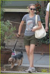 组图：娜塔莉-波特曼携宠物狗外出笑容满面