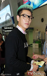 组图：BigBangTOP斯文亮相机场 赴釜山参加夜店派对