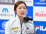 组图：金妍儿返韩引媒体蜂拥 亮相记者会卖萌