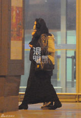 独家：林志玲回京穿着保守 双手紧握胸前