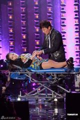 组图：星光熠熠耀保良落幕 古巨基杨千嬅群星献艺