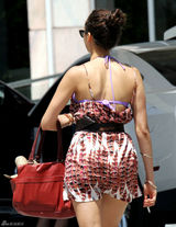 组图：妮娜-杜波夫街拍 吊带露背短裙清爽