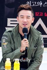 组图：金宣儿中性风亮相釜山 西装黑超帅酷