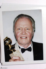 组图：金球奖后台大头照 获奖者卖萌开心留影