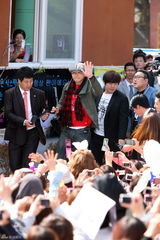 高清组图：韩星Rain剃发入伍腼腆可爱 千名粉丝送行