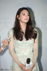 组图：张雨绮淡雅镂花长裙出镜 尽显女人味