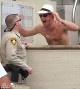 组图：哈里王子再搞泳池派对 泳装美女如云