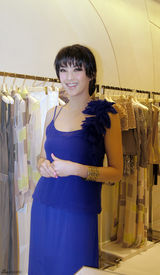 组图：张雨绮秀浪漫新发型 长裙优雅婉约性感