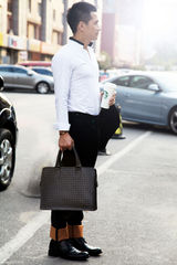 组图：何晟铭街拍黑白灰搭配变商务绅士