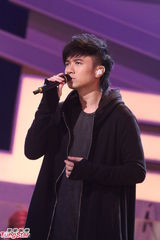 组图：古巨基录《劲歌金曲》 金刚黄山怡作告别