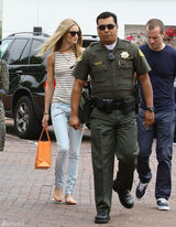 高清组图：惠特莉和男友杰森亮相 牛仔裤秀长腿