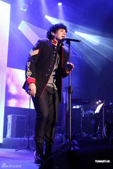 组图：倪安东英式军礼服献唱 Ella录VCR助阵