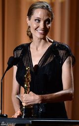 组图:朱莉亮相奥斯卡学院奖 皮特短发携子助阵