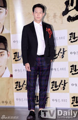 组图：李钟硕穿蜘蛛人格纹装亮相《观相》试映