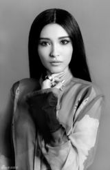 组图:英皇新人杜若写真展优雅复古风