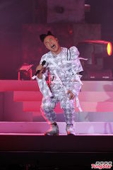 组图：陈奕迅台北火热开唱 台上大玩变装秀