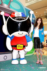 幻灯图：容祖儿热裤彩袜亮相 与吉祥物合影童心未泯