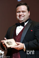 组图：众星捧场爱庭院艺术节 Raina担任主持