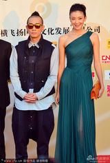 组图：陈小春戴黑超酷劲十足 发型似火焰