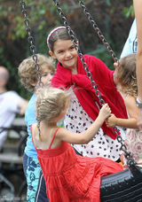 组图：凯蒂-赫尔姆斯带苏瑞玩耍显露母爱