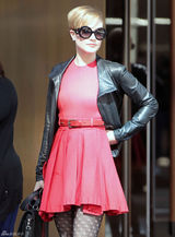 高清组图：埃文-雷切尔-伍德街拍 皮衣配红裙