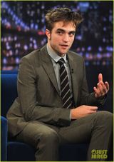 组图：罗伯特-帕丁森上脱口秀节目 被泼冷水成落汤鸡