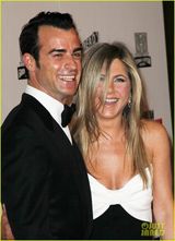 组图：安妮斯顿与未婚夫亮相电影奖典礼 情侣礼服秀恩爱