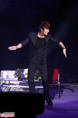 组图：韩星申彗星台湾大秀“骑马舞”