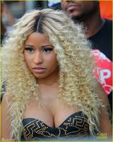 组图：麻辣鸡低胸爆乳拍MV 双球抢镜