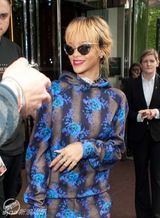 组图：蕾哈娜闺蜜情侣装亲密 花朵装变妩媚玫瑰