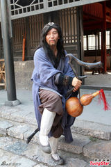 组图：赵毅《蓬莱八仙》演铁拐李逗笑众人