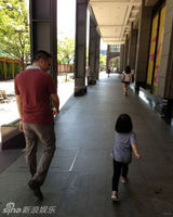 组图：赵薇爱女小四月成长记录 撒娇卖萌惹人爱