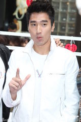 组图：钮承泽宣传《LOVE》否认赵薇舒淇不和传闻