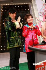 幻灯图：嫩模邝敏慧《财神到》遭林韦辰打屁股