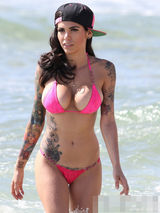 组图：辣模哈米比基尼兜巨波 大秀纹身巨钻抢眼