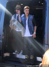 组图：比伯当街献唱谢歌迷 小天王自恋摸发