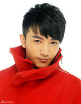 组图：许诺亮眼红装写真显时尚儒雅