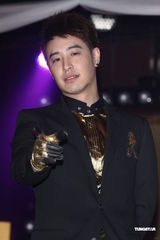 组图：潘玮柏挖坑给吴克群跳 问夜店把妹经验