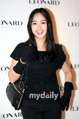 组图：金正恩宋智孝参加新品会 秀性感争奇斗艳