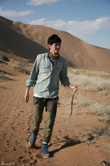 组图：鲍春来体验沙漠生活 见证生命奇迹