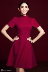 组图：蒋劲夫娜扎火红大片 青春活力喜庆开年