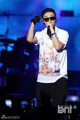 组图：朴宰范等参加HIPHOP音乐节引爆火热现场