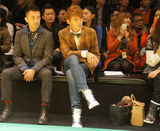 组图：徐正曦亮相时装周看秀 尽显时尚品味