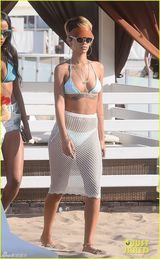 组图：蕾哈娜比基尼度假大秀八字奶翘臀傲人