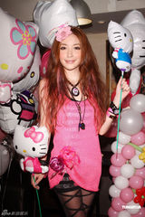 组图：许维恩开唱秀恩爱 吴亚馨送花篮力挺